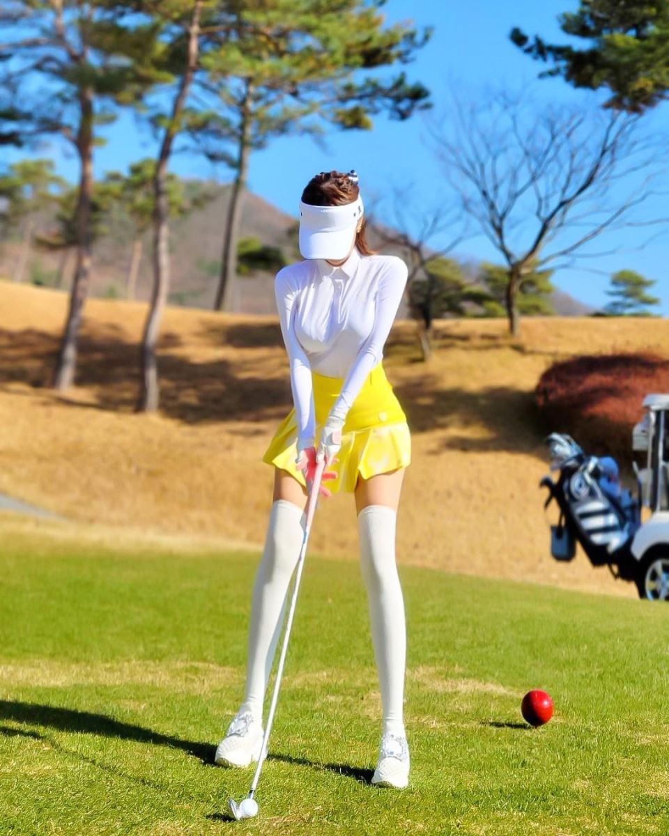 Người đẹp diện đồ gợi cảm đi chơi golf - Cửa hiệu cháy hàng