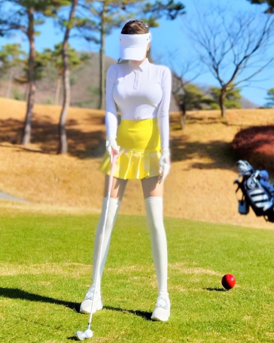 Người đẹp diện đồ gợi cảm đi chơi golf - Cửa hiệu cháy hàng