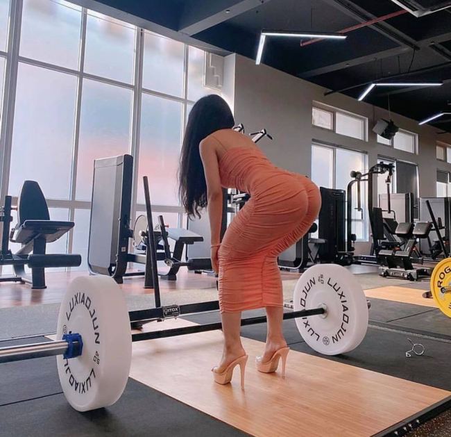 Trang phục tập gym kiệm vải nóng mắt dư luận