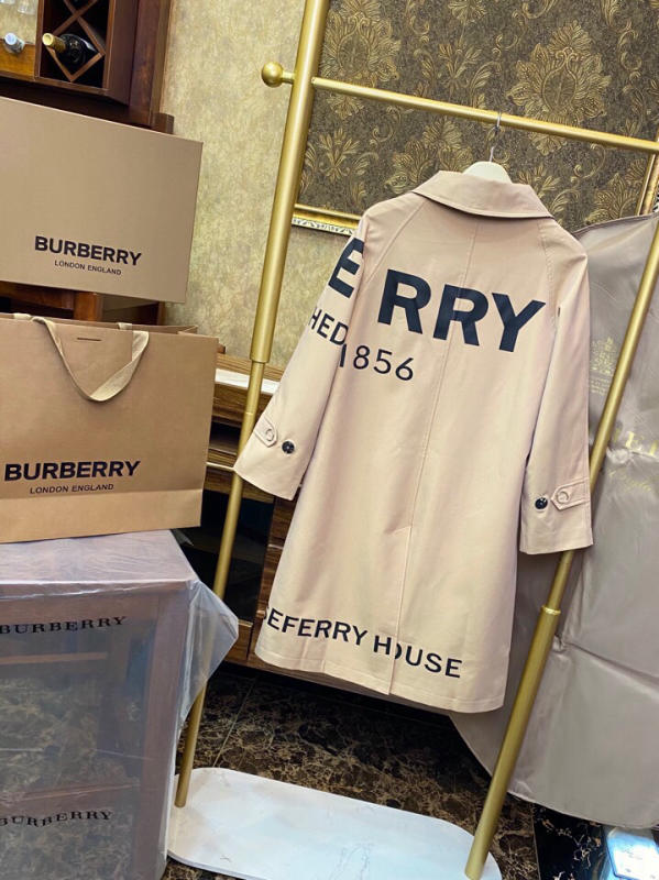 Áo khoác nữ Burberry