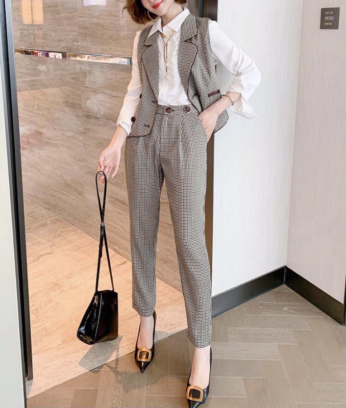 Áo sơ mi trắng dài tay + áo vest họa tiết houndstooth + quần ống đứng