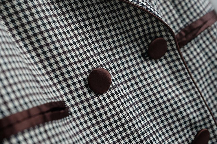 Áo sơ mi trắng dài tay + áo vest họa tiết houndstooth + quần ống đứng