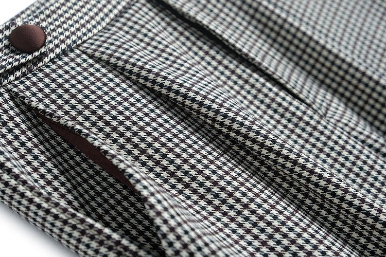 Áo sơ mi trắng dài tay + áo vest họa tiết houndstooth + quần ống đứng