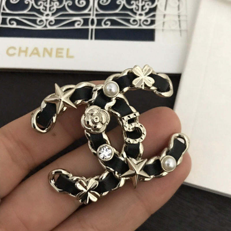 Các kiểu Cài áo hàng hiệu, Chanel, Gucci, Dior