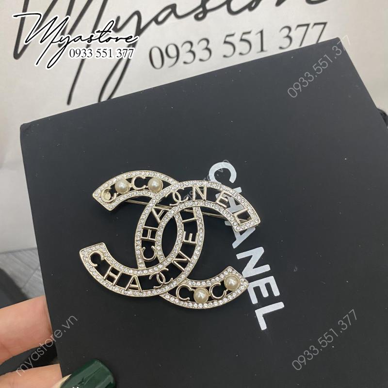 Cài áo Chanel siêu cấp trả khách