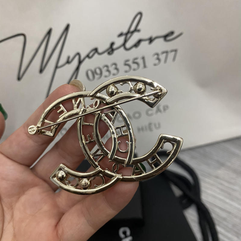 Cài áo Chanel siêu cấp trả khách