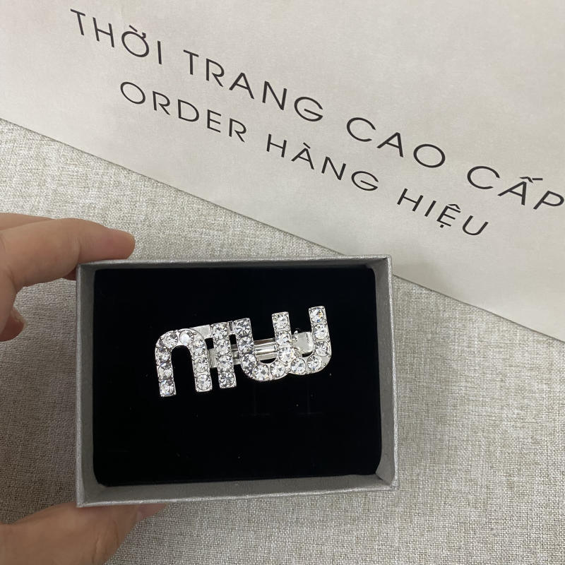 Cài tóc Miu Miu trả khách