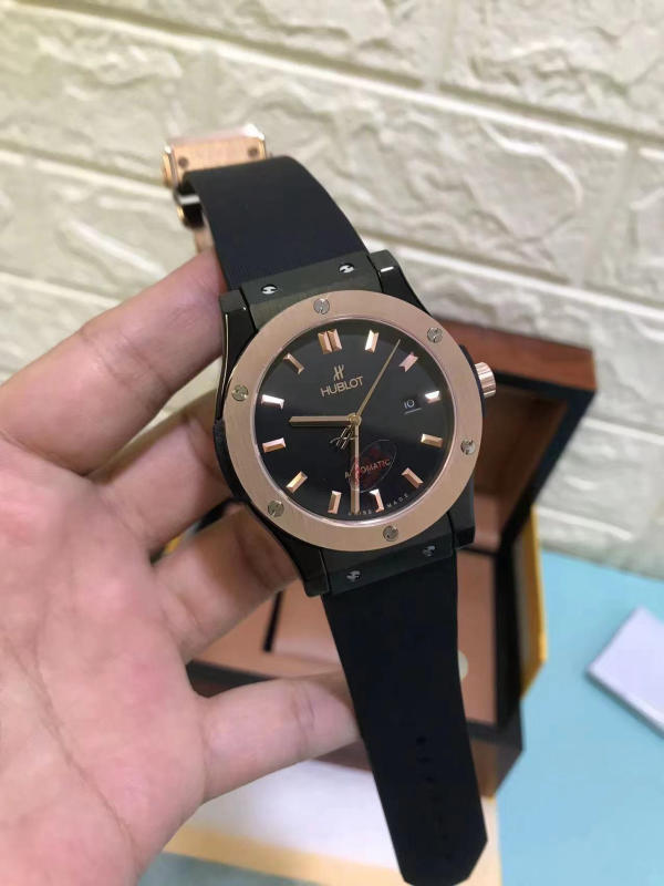 Đồng hồ nam Hublot mặt trơn màu vàng 