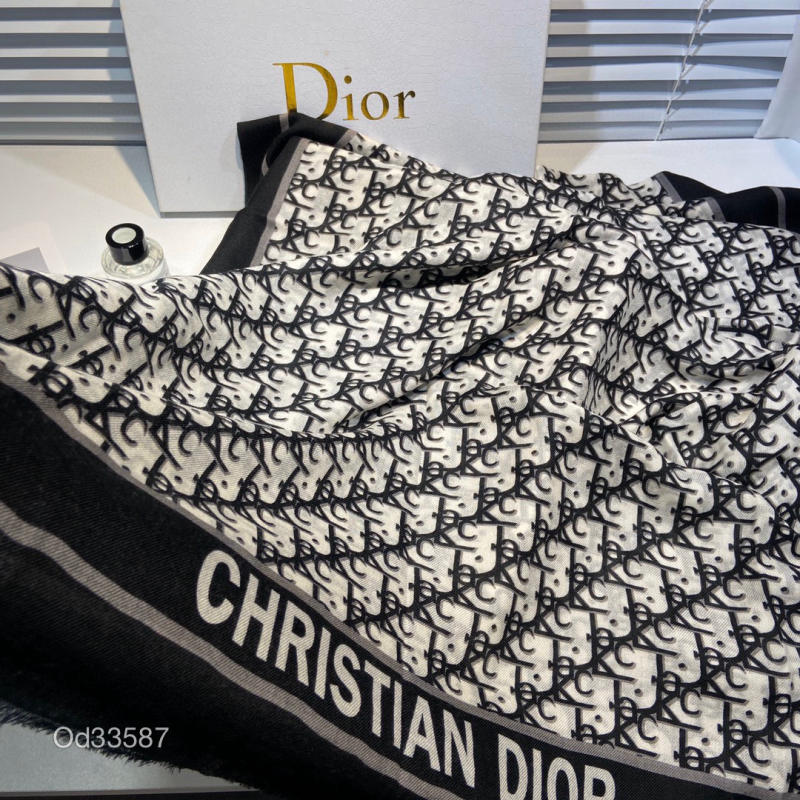 Khăn Dior kiểu chữ mới nhất