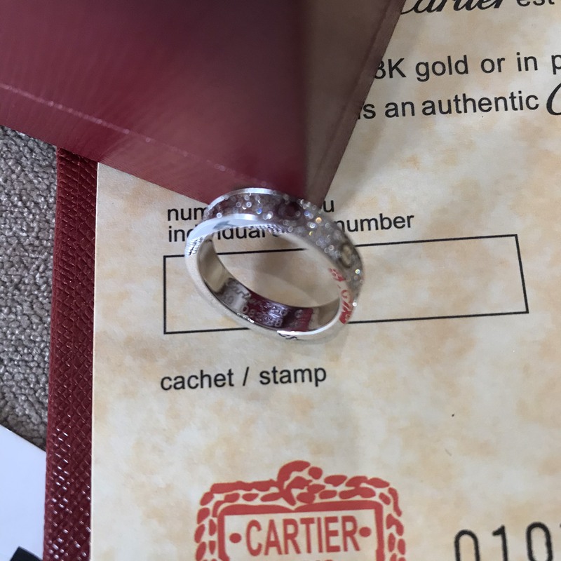 Nhẫn Cartier màu trắng về trả khách