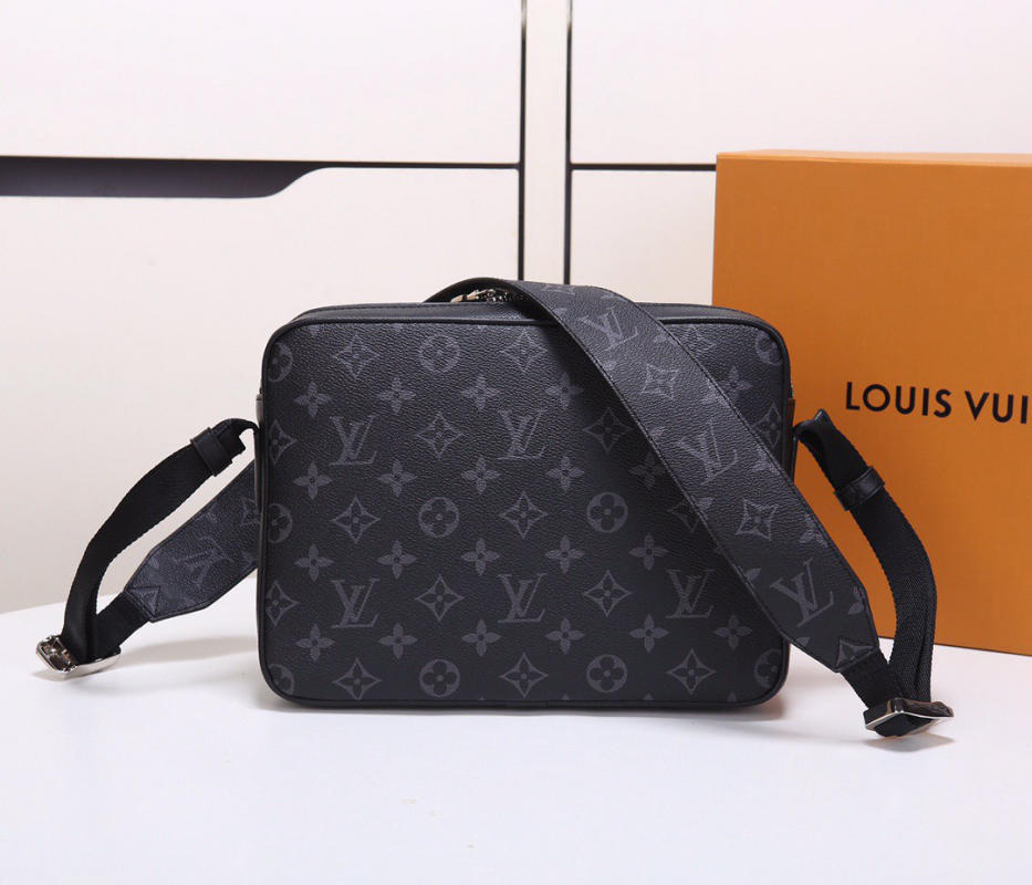 Túi đeo chéo nam Louis Vuitton siêu cấp