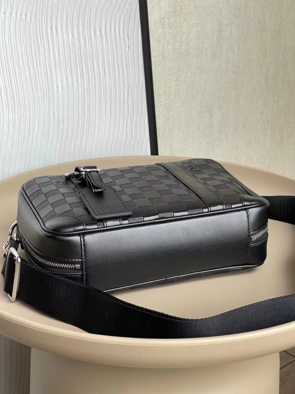 Túi đeo chéo nam LV Louis Vuitton Sirius messenger 