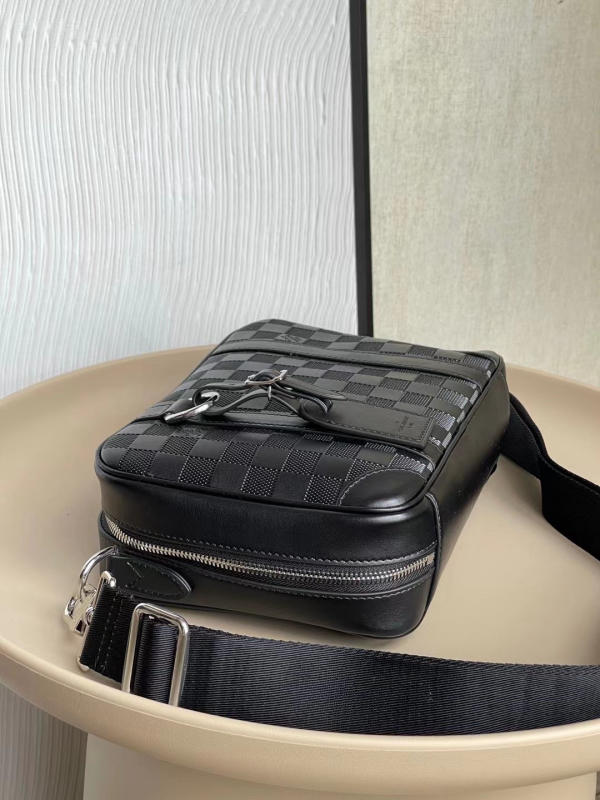 Túi đeo chéo nam LV Louis Vuitton Sirius messenger 