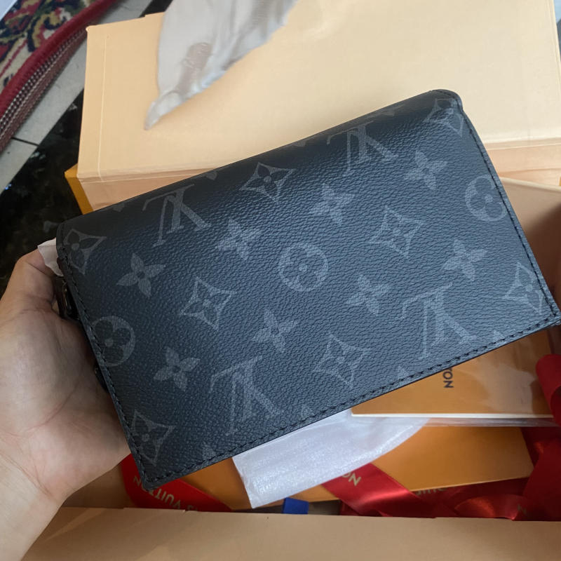 Túi Nam Louis Vuitton Steamer Wearable Wallet về trả khách