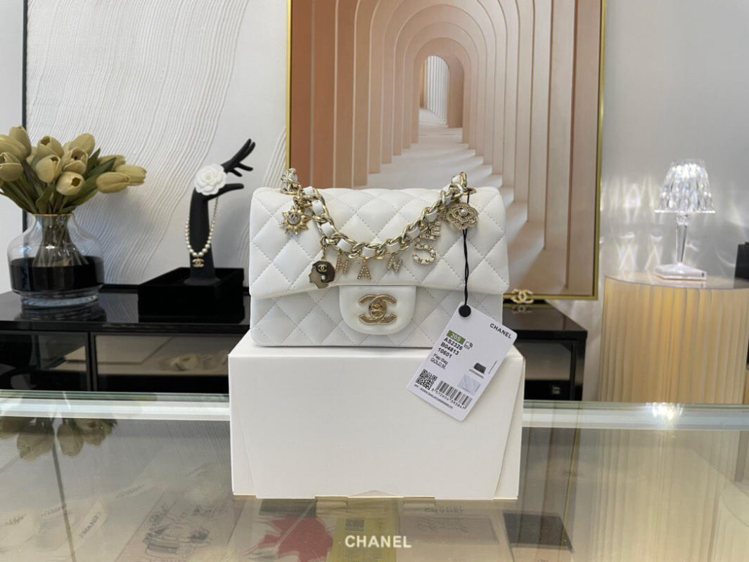 Túi xách Chanel Classic Charm màu trắng siêu cấp 1:1