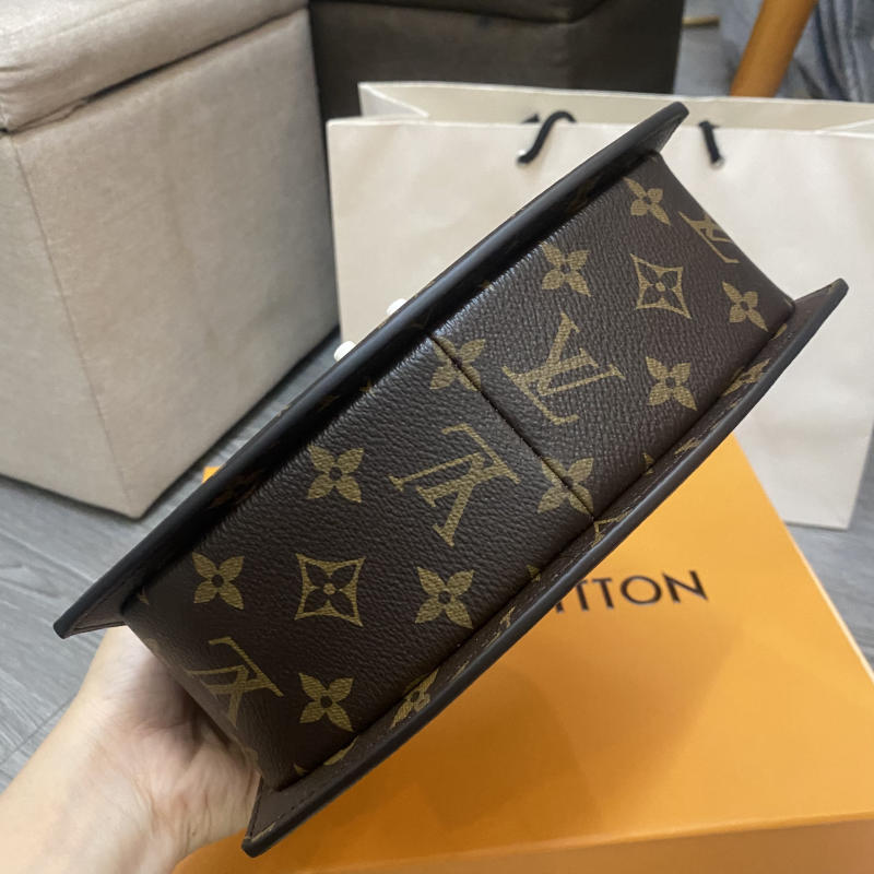 Túi xách Louis Vuitton siêu cấp về trả khách