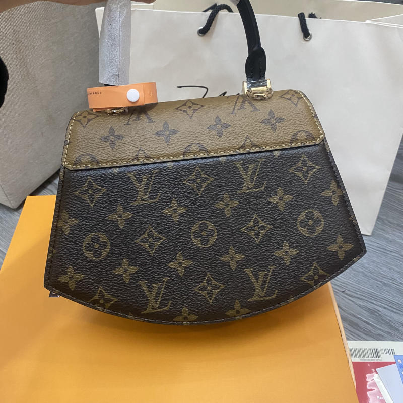 Túi xách Louis Vuitton siêu cấp về trả khách