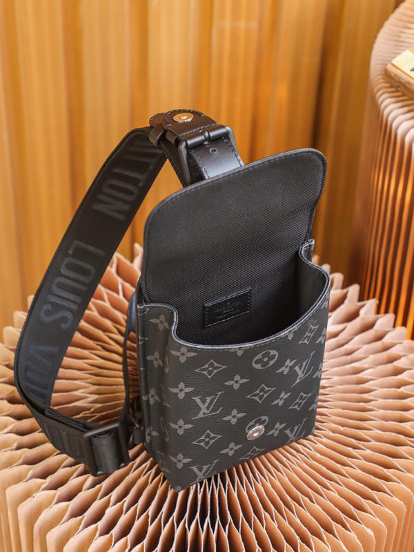 Túi xách nam Louis Vuitton 𝐒𝐚𝐮𝐦𝐮𝐫 𝟏𝟗𝟖𝟔 siêu cấp 1:1