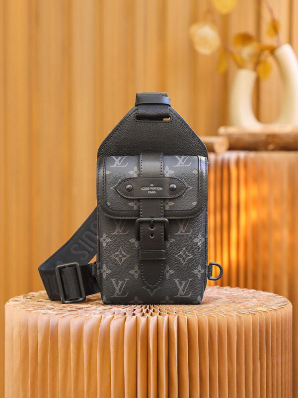 Túi xách nam Louis Vuitton 𝐒𝐚𝐮𝐦𝐮𝐫 𝟏𝟗𝟖𝟔 siêu cấp 1:1