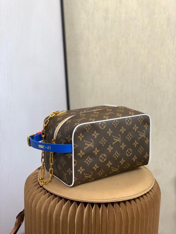 Túi xách nam LV Louis Vuiton LVXNBA CLOAKROOM DOPP KIT siêu cấp 