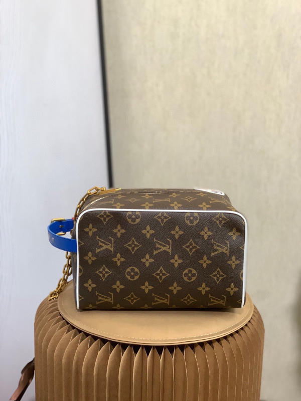 Túi xách nam LV Louis Vuiton LVXNBA CLOAKROOM DOPP KIT siêu cấp 