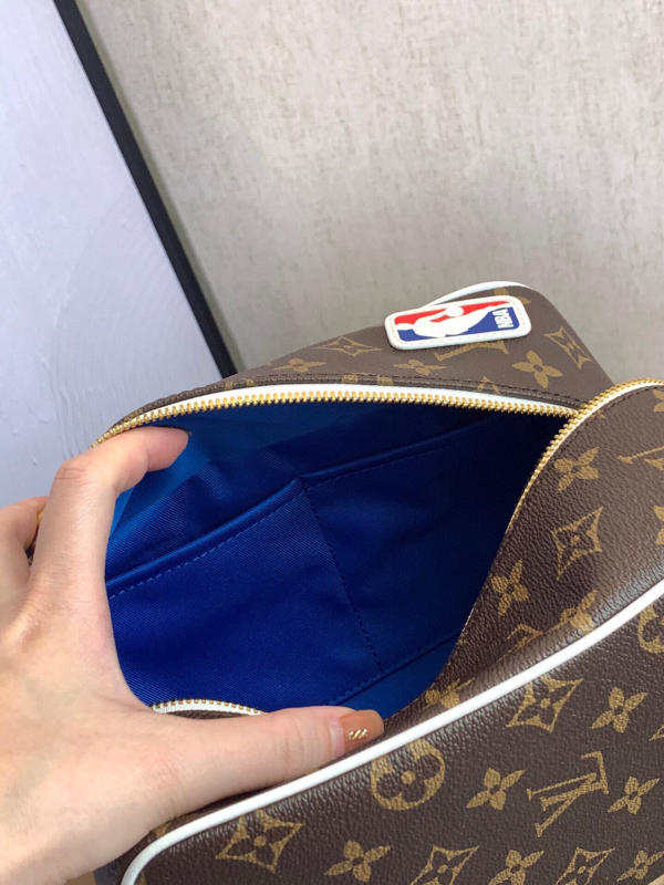 Túi xách nam LV Louis Vuiton LVXNBA CLOAKROOM DOPP KIT siêu cấp 