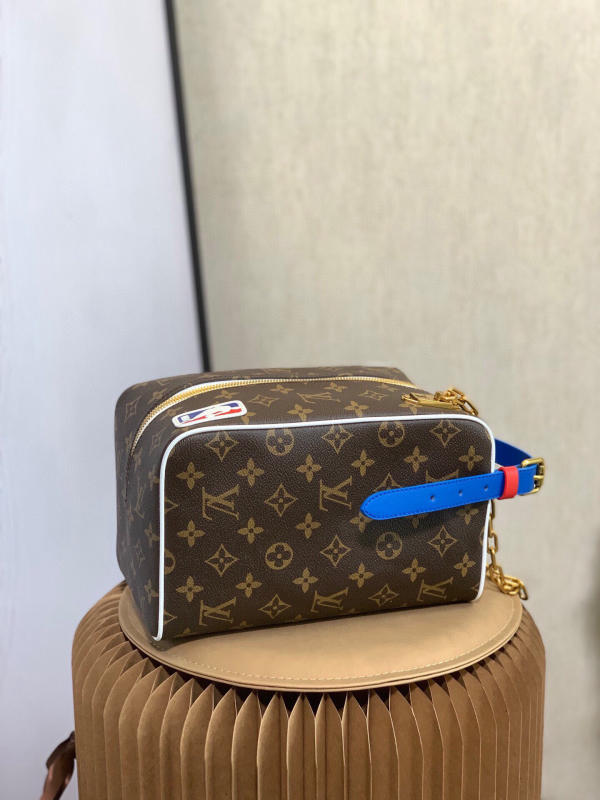 Túi xách nam LV Louis Vuiton LVXNBA CLOAKROOM DOPP KIT siêu cấp 