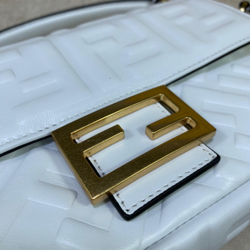 Túi xách nữ Fendi Baguette siêu cấp màu trắng