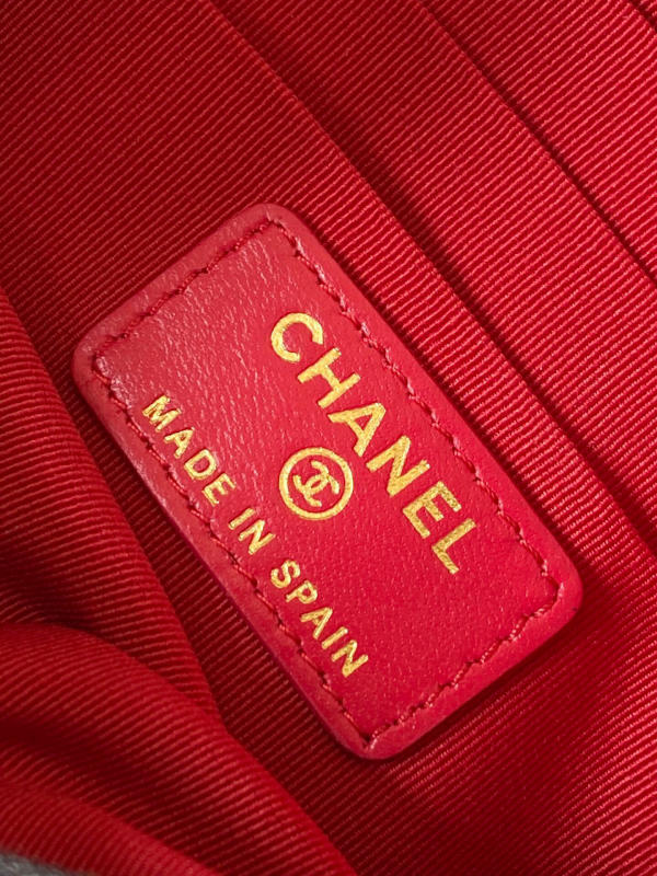 Ví cầm tay Chanel